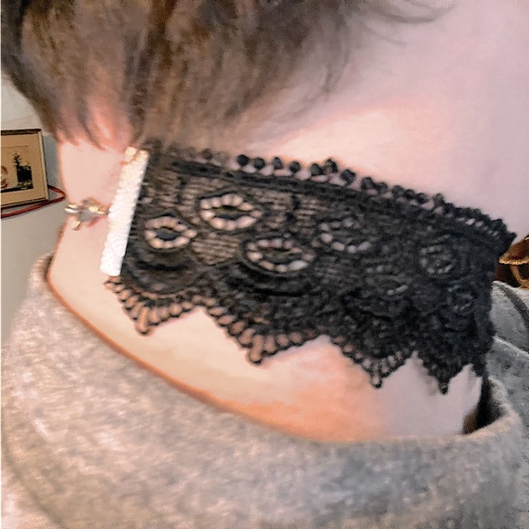 Lace Choker *brand unknown but purchased at the Bay-St. Vital Mall-Winnipeg,MB* - Picture 4 of 7